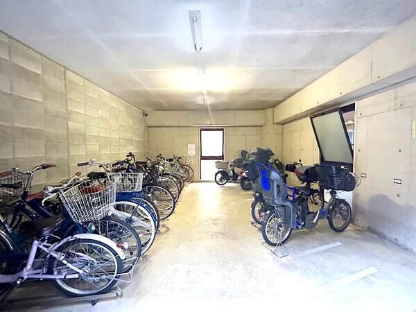 【シンフォニー四条烏丸】共用部分（駐輪場）