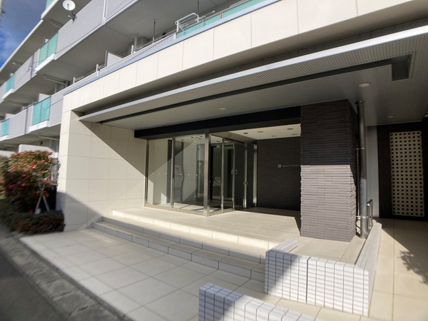 【ロジュマン旭ヶ丘】エントランスアプローチ