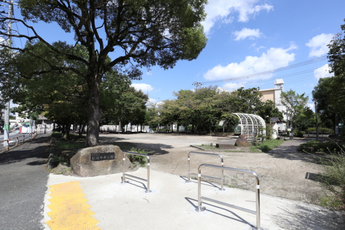 区立弘道中央公園　約280ｍ（徒歩4分）