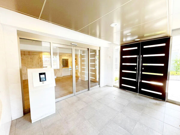 【ファミリアーレ鹿山】エントランス 【ファミリアーレ鹿山】エントランス