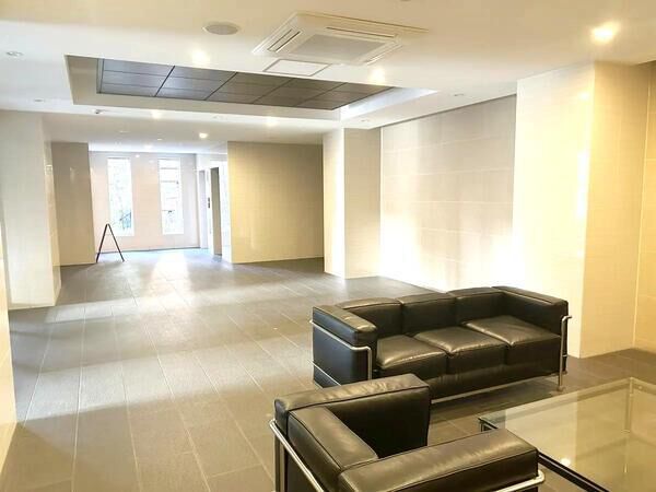 【プレサンスロジェ堀田駅前】エントランス１