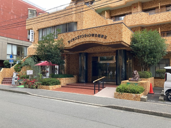 【ライオンズマンション西公園第2】エントランスアプローチ