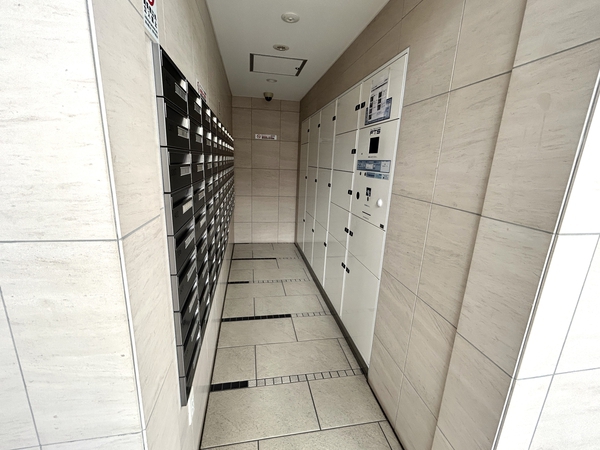 宅配ロッカーとメールコーナー