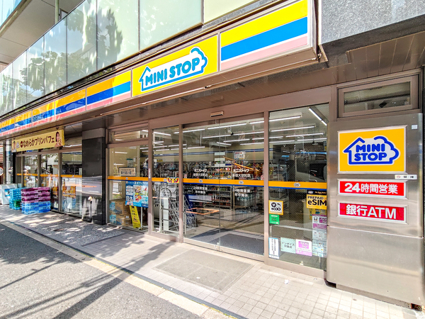 ミニストップ新宿大京町店まで約96m(徒歩2分) ミニストップ新宿大京町店まで約96m(徒歩2分)