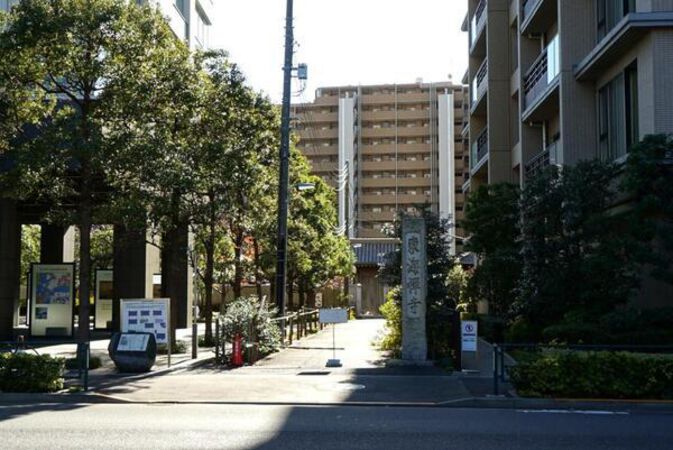 東側は東海寺の参道となっています。