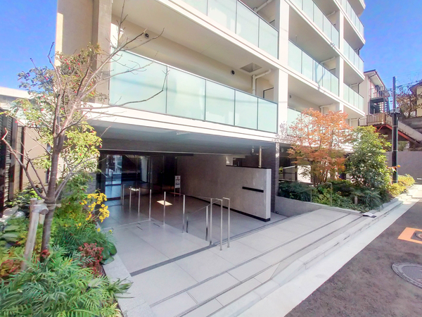 【プレミスト横濱白楽】エントランス