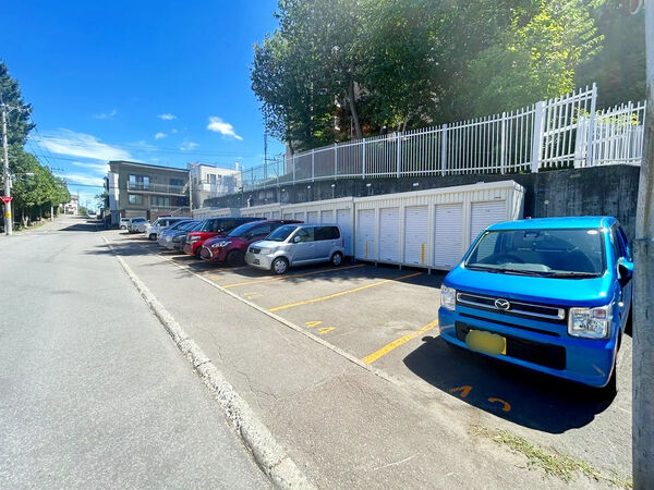 【エメラルドグリーンヒルズ平岸】駐車場