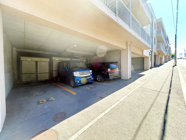 【エメラルドグリーンヒルズ平岸】駐車場