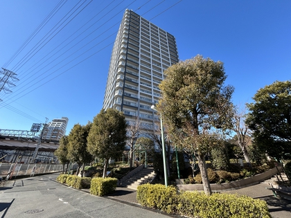 敷地の約80％を公開空地とした潤いある環境に堂々とそびえる。