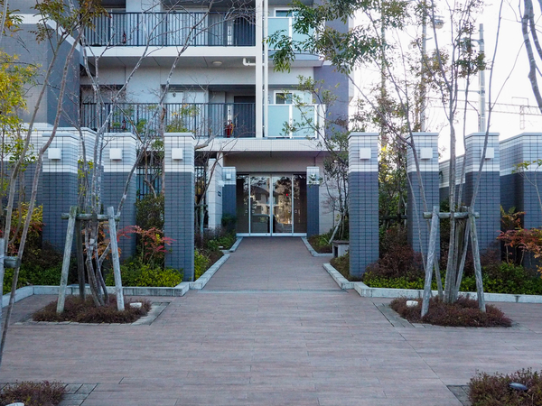 【Tステージ四郷駅前ザ・リード】エントランス