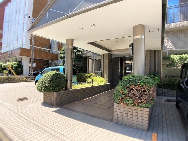 【ファミールグラン上杉二丁目】エントランスアプローチ