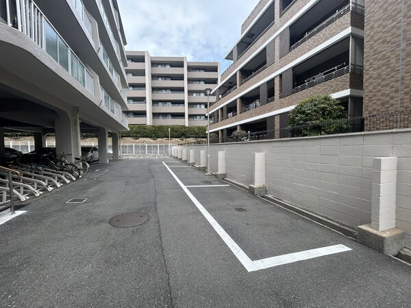 【夙川台グリーンマンション】駐車場
