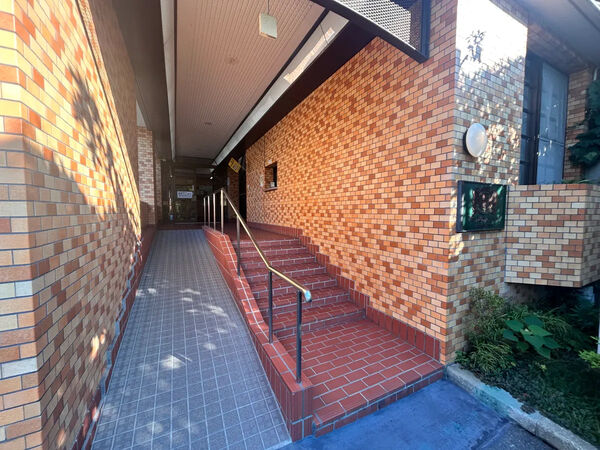 【ライオンズマンション枚方】エントランスアプローチ