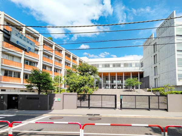 新宿中学校まで約600m(徒歩8分)