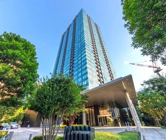 【シティタワー麻布十番】外観は刻々と移り行く空の表情や都会の風景を写しています。		