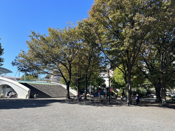 夏は屋外プールが楽しめる「川辺公園」まで約180m（徒歩3分）。		