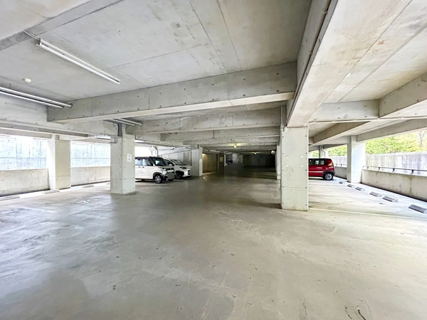 【平岡フォレストタウン・ファミールハイツ】駐車場 【平岡フォレストタウン・ファミールハイツ】駐車場