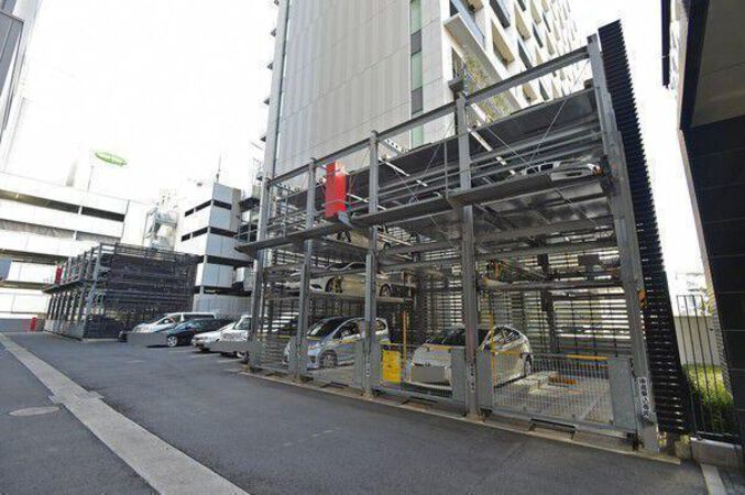 敷地内にはゲスト用パーキングを含め計128台分の駐車場をご用意しています。 敷地内にはゲスト用パーキングを含め計128台分の駐車場をご用意しています。