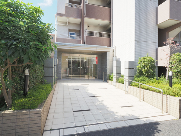 【レーベンリヴァーレ大宮土呂レジデンス】エントランス