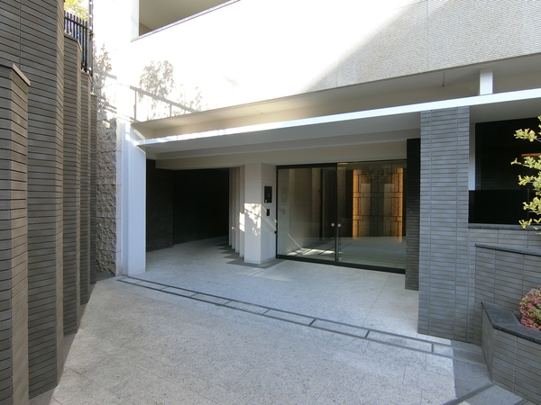 【グレンドール新宿牛込柳町】エントランス