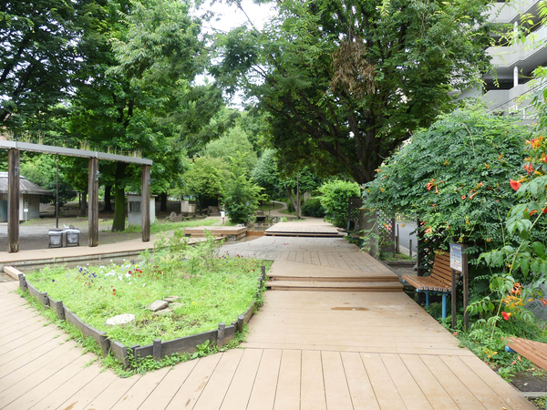新宿区立北柏木公園まで約15m(徒歩1分)
