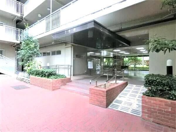 【ファミールハイツ北大阪】１号棟　エントラン1