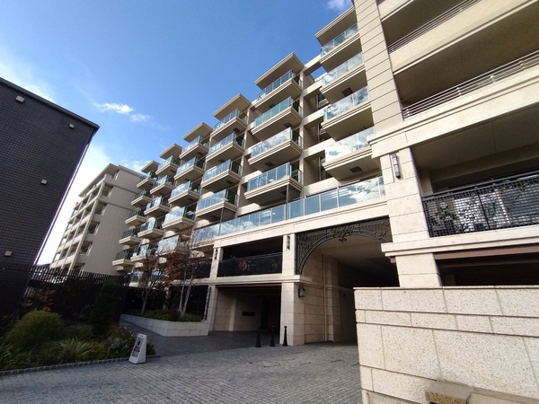 【ヴェレーナシティ横浜根岸ザ・フロント】外観