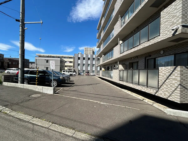 【コロナード北17条】駐車場