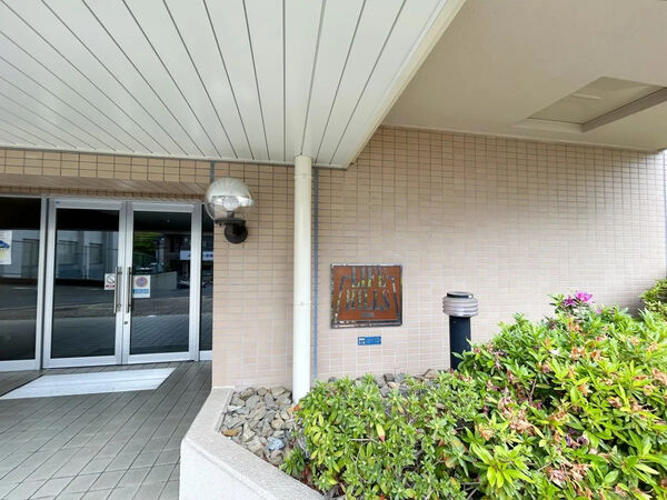 【ライフヒルズ富雄】エントランス 【ライフヒルズ富雄】エントランス