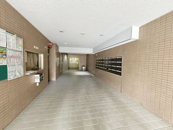 【ライフヒルズ富雄】エントランス 【ライフヒルズ富雄】エントランス