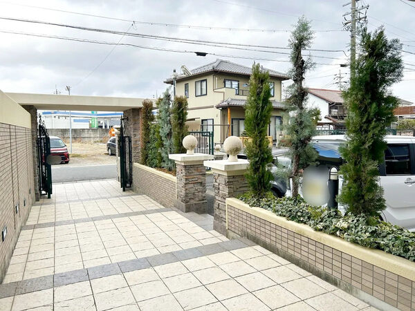 【シャトレ愛松甚目寺】エントランスアプローチ 【シャトレ愛松甚目寺】エントランスアプローチ