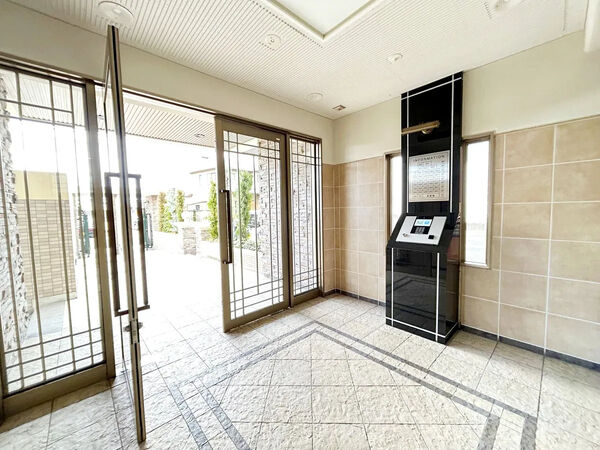 【シャトレ愛松甚目寺】エントランス 【シャトレ愛松甚目寺】エントランス