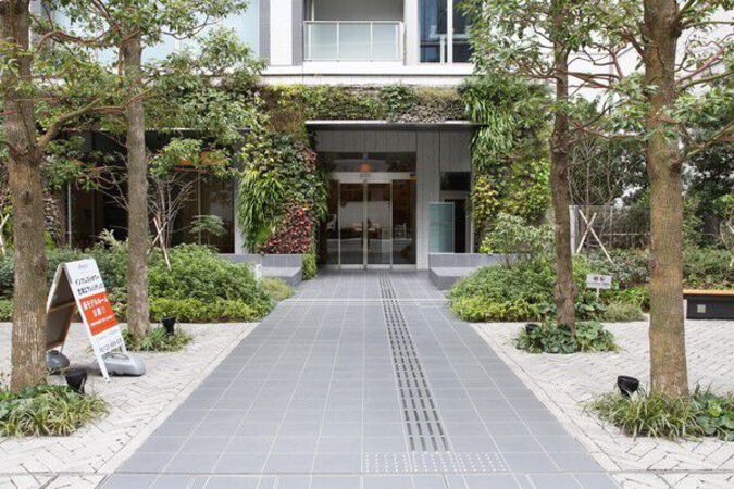 緑で覆われたエントランスへ向かうアプローチ。足取りも自然と軽くなります。		