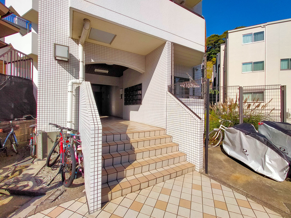 【グレイス根岸】エントランス