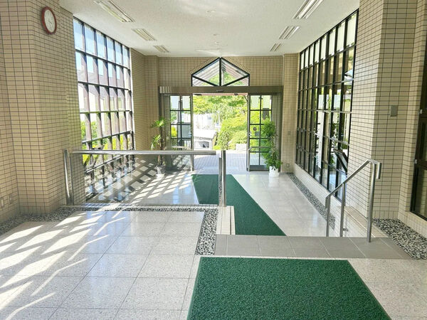 【サンロイヤル箕面コスモ】エントランスホール 【サンロイヤル箕面コスモ】エントランスホール