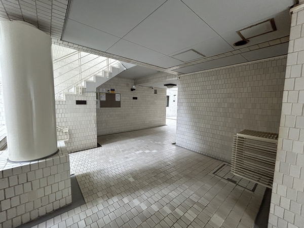 【西麻布ロイヤルマンション】共用廊下部分 【西麻布ロイヤルマンション】共用廊下部分