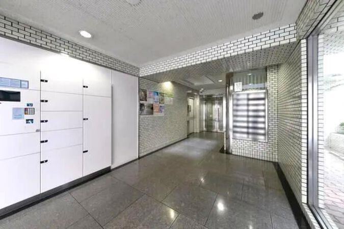 【スカイノブレ京都四条大宮】エントランス２（宅配ボックスがあります。）