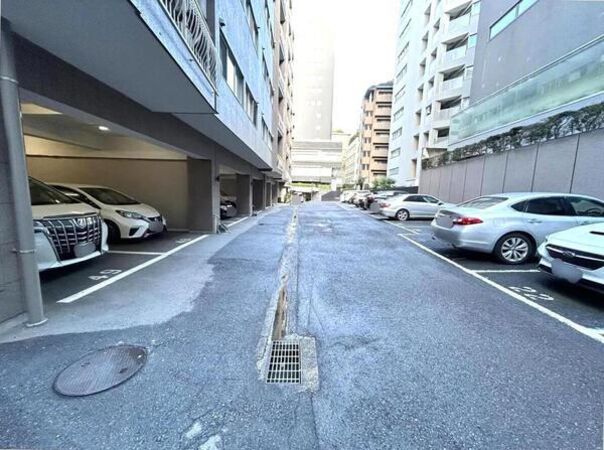 2号棟　（駐車場）