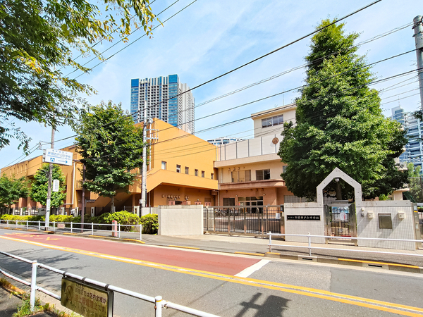 新宿西戸山中学校まで約750m(徒歩10分)