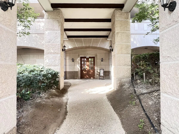 【リバーガーデンコスモスクエア】エントランスアプローチ 【リバーガーデンコスモスクエア】エントランスアプローチ