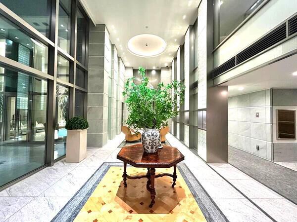 【ブランズ六本木 ザ・レジデンス】ロビー1（フォーマルラウンジ　二層吹き抜け）