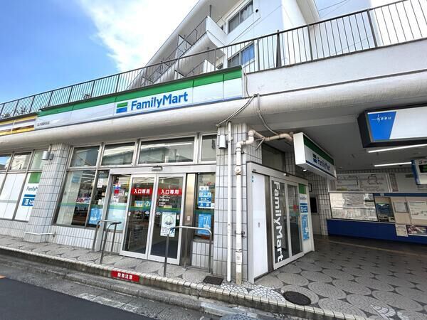 ファミリーマート北大宮駅前店　約200m