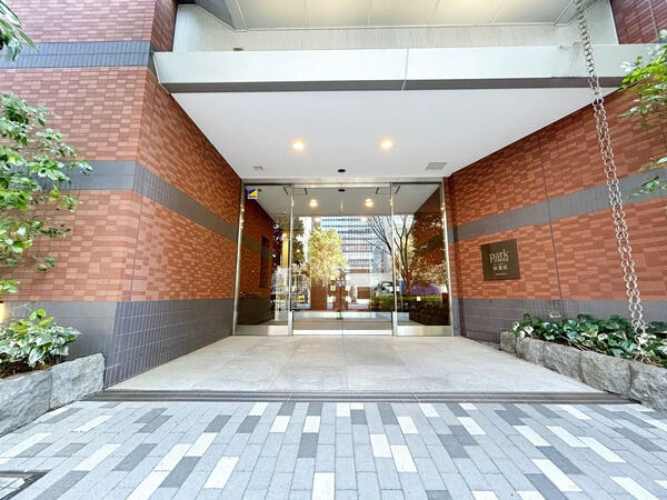 【パークタワー秋葉原】タワーレジデンスとして、エントランスはスタイリッシュなデザインを採用。