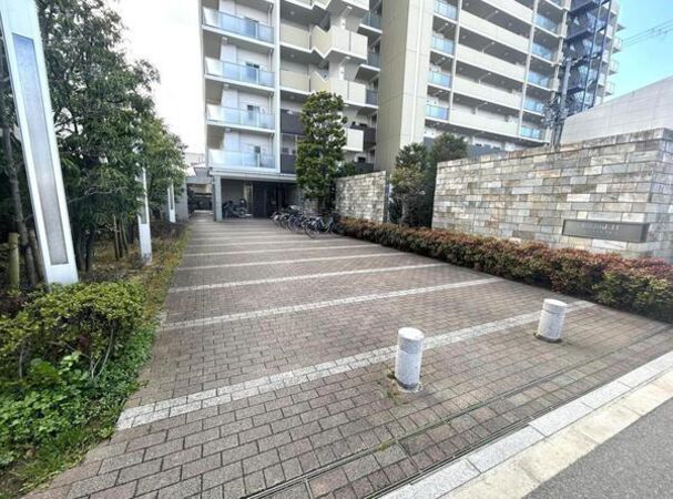 【グランアッシュ豊中ゼスタ】エントランスアプローチ