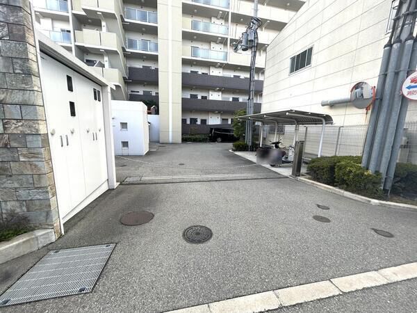 【グランアッシュ豊中ゼスタ】駐車場入り口