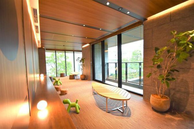 【プラウドタワー芝浦(PROUD TOWER SHIBAURA)】ご家族で過ごすひとときをより豊かに。ファミリーラウンジとキッズコーナーを備えた上質な共用空間が、世代を超えて心地よい時間を演出します。 【プラウドタワー芝浦(PROUD TOWER SHIBAURA)】ご家族で過ごすひとときをより豊かに。ファミリーラウンジとキッズコーナーを備えた上質な共用空間が、世代を超えて心地よい時間を演出します。
