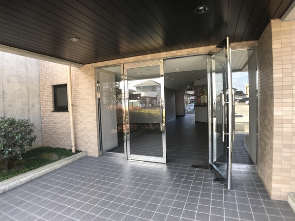【ラルシティ白鳥参番館】エントランスアプローチ