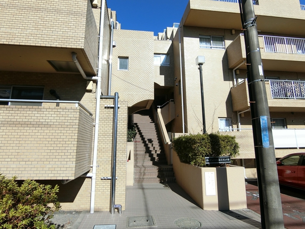【ガーデンハイツ読売ランド前】エントランス