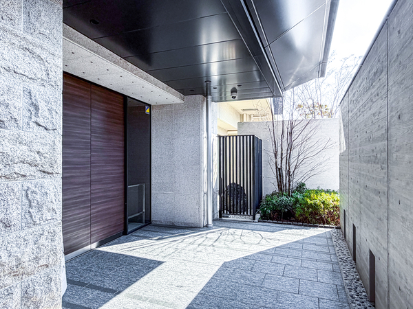 【シャリエ野洲アクアガーデン】エントランス 【シャリエ野洲アクアガーデン】エントランス