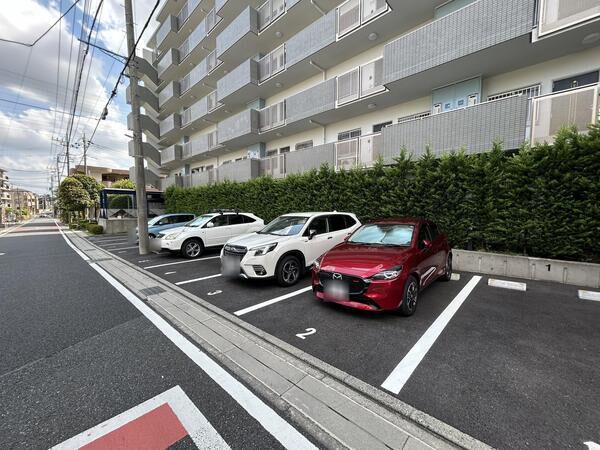 【ハウス大宮日進】駐車場